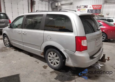 2011 Chrysler Town & Country Touring-L z USA, uszkodzony, nr VIN 2A4RR8DG6BR713510